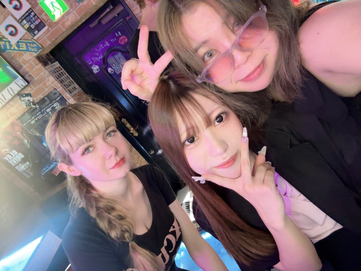 howebar's tweet photo. 6.21(日)
こんばんは^ - ^
遊です✨
おがちゃん久しぶりに会えて嬉しかった。
カラオケしたかったなー（ ; ; ）そしていつもの仲間達とも酌み交わせて楽しい土曜日でした^ - ^みんな、いつもありがとう。
#GLAY
#歌舞伎町BAR
#新宿BAR
#飲み放題
#カラオケ https://t.co/1XaRbs2Q4n