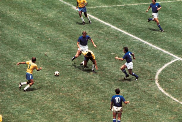 _HucumPress's tweet photo. 🔙 56 yıl önce bugün 1970 Dünya Kupası finalinde Brezilya, İtalya’yı 4-1 mağlup ederek kupaya uzandı. 🇧🇷

🏟️ Azteca’da 107.412 seyircinin takip ettiği maçta Pele, 1 gol 2 asistle yıldızlaşırken Brezilya, 3. kez kaldırdığı Jules Rimet’nin ebedi sahibi olmuştu. https://t.co/qOTsO9m4Rj