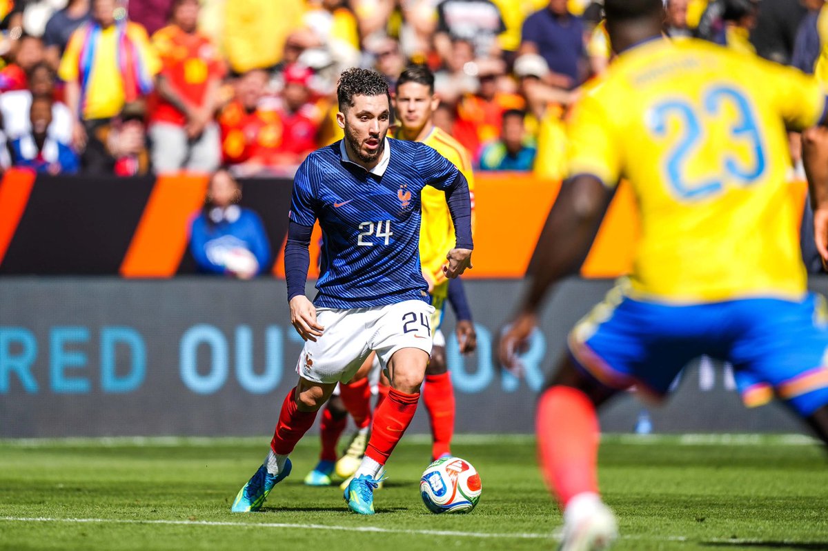 _BeFootball's tweet photo. 🚨 Lamine Yamal 🇪🇸 NE VEUT PLUS REGARDER DU FOOTBALL à la télé (mais Cherki 🇫🇷 existe) ❌😤

« J’ai le mal du pays des gens qui aiment regarder le foot.

J’en regardais beaucoup avant et maintenant c’est DUR POUR MOI. 🫪

Parce que pour regarder un match, il me faut des joueurs comme Neymar 🇧🇷, Isco 🇪🇸, Benzema 🇫🇷 , Vinicius Jr 🇧🇷, Cherki 🇫🇷, des joueurs que tu AIMES regarder.

Il ne s’agit pas forcément d’être brésilien comme Ronaldinho 🇧🇷. 

Je n’ai pas vu Henry 🇫🇷 en direct, mais j’adorais regarder ses compils. » 🤩

(@el_pais)