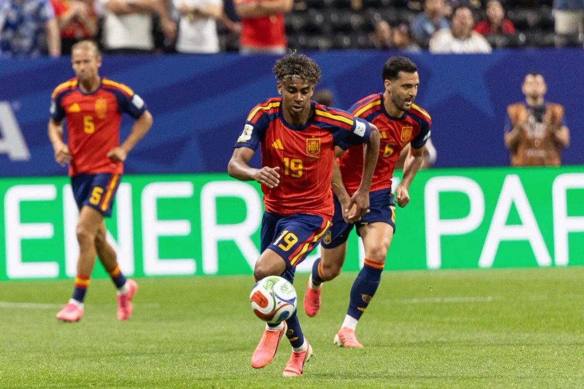 _BeFootball's tweet photo. 🚨 Lamine Yamal 🇪🇸 NE VEUT PLUS REGARDER DU FOOTBALL à la télé (mais Cherki 🇫🇷 existe) ❌😤

« J’ai le mal du pays des gens qui aiment regarder le foot.

J’en regardais beaucoup avant et maintenant c’est DUR POUR MOI. 🫪

Parce que pour regarder un match, il me faut des joueurs comme Neymar 🇧🇷, Isco 🇪🇸, Benzema 🇫🇷 , Vinicius Jr 🇧🇷, Cherki 🇫🇷, des joueurs que tu AIMES regarder.

Il ne s’agit pas forcément d’être brésilien comme Ronaldinho 🇧🇷. 

Je n’ai pas vu Henry 🇫🇷 en direct, mais j’adorais regarder ses compils. » 🤩

(@el_pais)