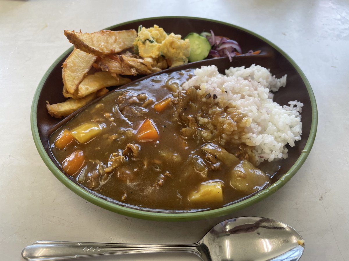 nkm27's tweet photo. 本日は朝からこども食堂のお手伝いに参加させて頂き、今年度から始まったこども食堂など子どもたちに関する活動への支援について説明させて頂きました。
多くの方がこの活動に協力して頂き、毎回多品目のメニューが提供できるのも田原市ならではだと思います！

また午後からは青年会議所の事業に参加して豊川青年会議所の先輩である田中先輩のありがたいお話を聞かせて頂きました。
自分の考えにも共感して頂き、進む道を改めて明確にする事が出来ました。
#田原市 #こども食堂 #ふれあい食堂
#青年会議所