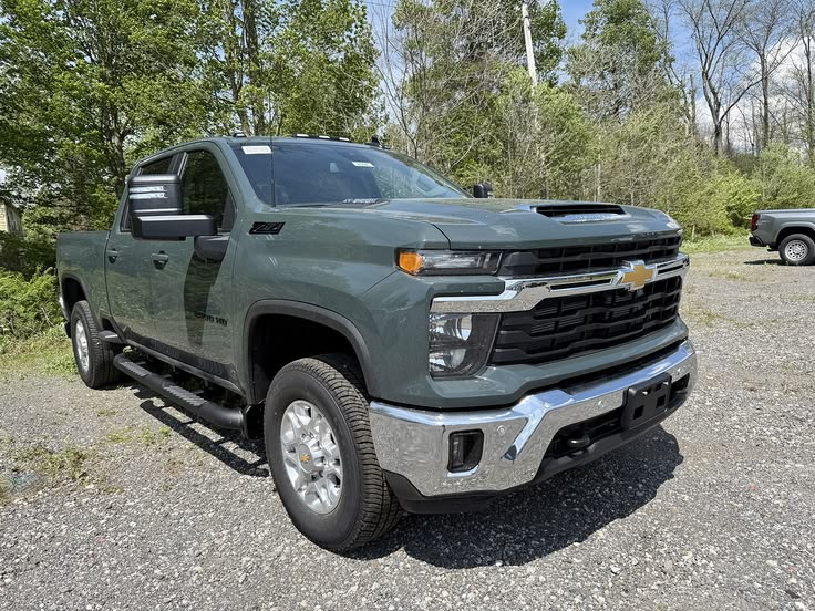 OLUWASHINAA2000's tweet photo. Chevrolet Silverado Heavy Duty (HD) https://t.co/BeO0xp1UZG