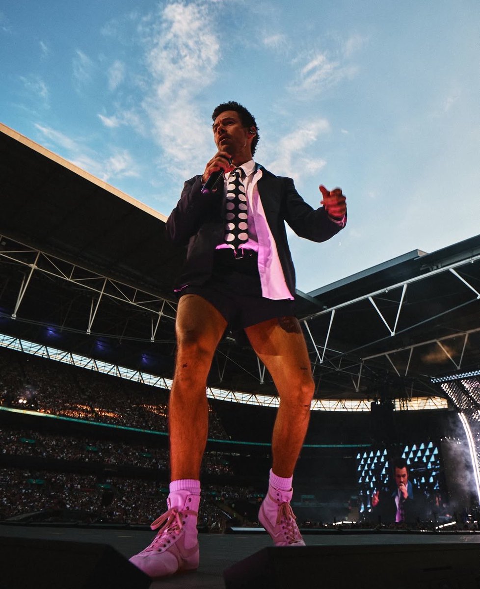 1Dnews_Control's tweet photo. 💚 Harry Lambert shared photos of Harry's Night 4 outfit along others. The outfit was custom made by Charles Jeffrey Loverboy.

#HarryStyles #HarryLive #WembleyStadium #TogetherTogetherTour 
#TTtourLondonN4

📸 Harry Lambert &amp; Anthony Pham https://t.co/NJ671femF0
