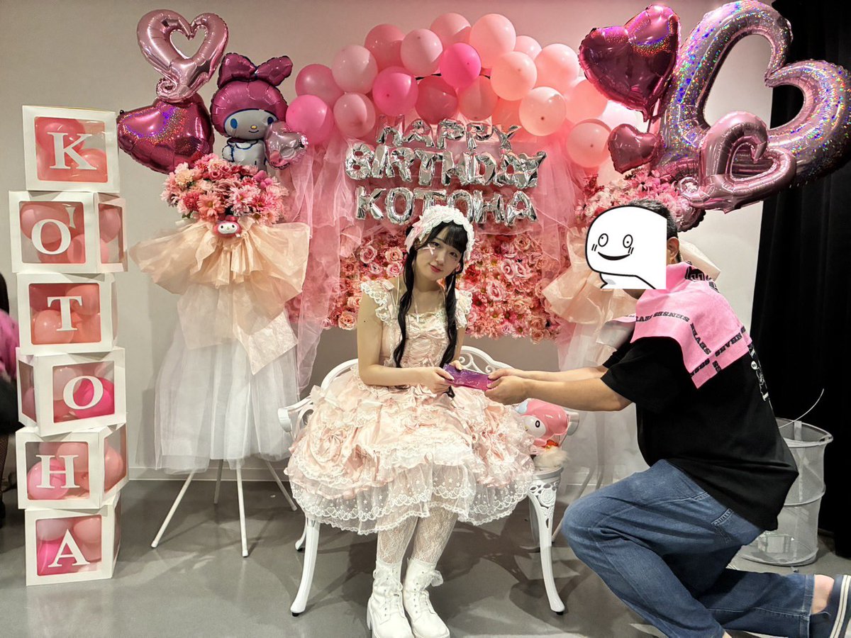 maxy0216's tweet photo. デビュー前からの、えくぼがチャームポイントな推しちゃんの生誕祭初参加。お嬢はやっぱりお嬢でした😁
歌もファンサもレベルアップしまくり。
3年目の更なる飛躍を祈念します🙏
#SEVENSENSES
#お嬢にメロメロ https://t.co/6wMl98xtz5
