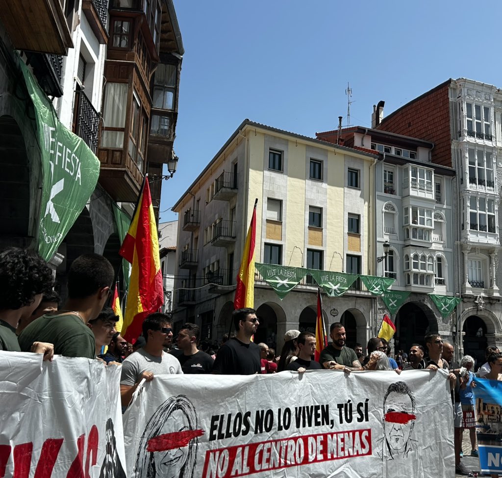 RobertoVaquero_'s tweet photo. Hoy hemos acudido a la concentración de Castro-Urdiales en apoyo a los vecinos que exigen el cierre del centro de menas. 

Los españoles no vamos a permitir que los barrios obreros sean focos de delincuencia y degradación. https://t.co/1nQ59vgi24