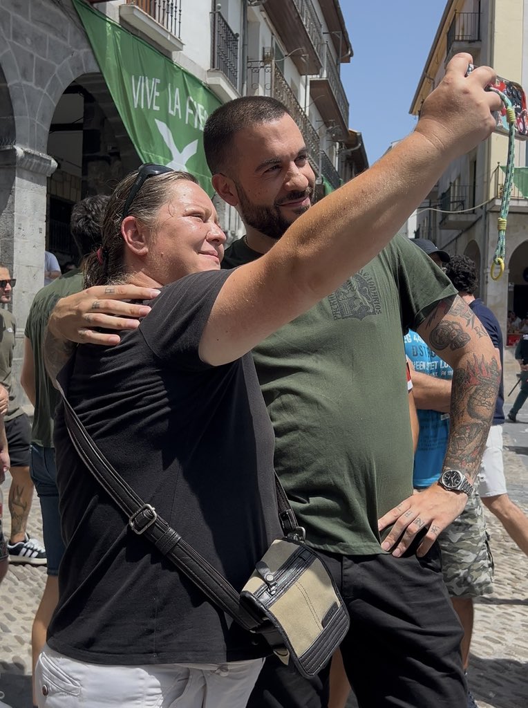 RobertoVaquero_'s tweet photo. Hoy hemos acudido a la concentración de Castro-Urdiales en apoyo a los vecinos que exigen el cierre del centro de menas. 

Los españoles no vamos a permitir que los barrios obreros sean focos de delincuencia y degradación. https://t.co/1nQ59vgi24
