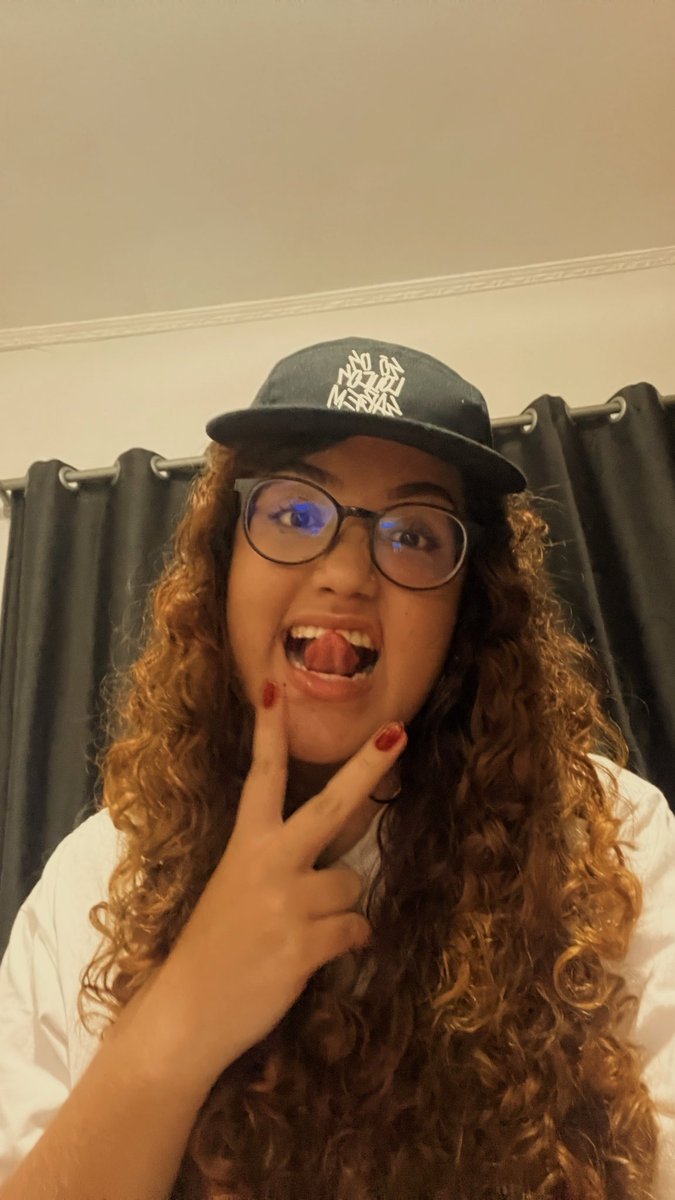 nanadxtra's tweet photo. com o boné do meu amor https://t.co/eM6lApWhzO