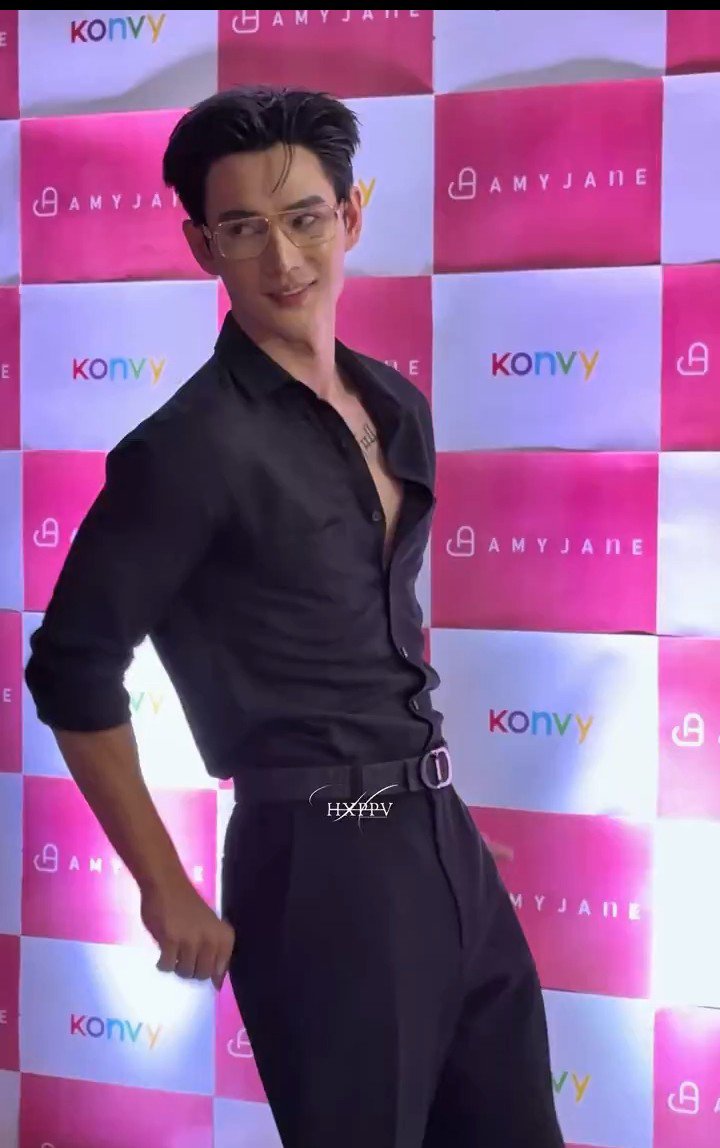 lisusuwi's tweet photo. Our president of muscular uke 

#AmyJanexKonvyLivewithPavel https://t.co/QW3ISPtru7