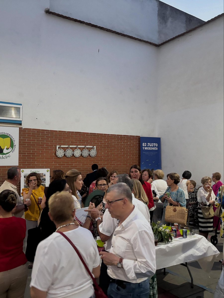 NoticiasVva's tweet photo. 🍽 El Colegio San José acogió el viernes la tradicional cena buffet benéfica a favor de la Fundación para el Desarrollo de Benín.

🤝 El encuentro contó con los representantes nacionales de la fundación.

💲La recaudación se destinará a los proyectos de la organización. https://t.co/lIaqLt7X2T