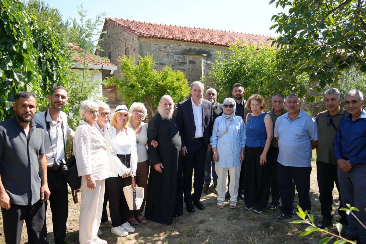 DEMGenelMerkezi's tweet photo. Eş Genel Başkanımız Tuncer Bakırhan ve beraberindeki heyetimiz,  Gökçeada Cemevi ile Gökçeada ve Bozcaada Metropoliti Kyrillos Sykis'yi ziyaret etti.

Ziyaretlerde; Alevi ve Rum yurttaşlarımızın yaşadığı sorunlar dinlenirken, gündemdeki konulara ilişkin değerlendirmelerde bulunuldu. Halklar ve inançlar arasındaki dayanışmanın ve birlikte mücadelenin önemi vurgulandı.  

Metropolit Sykis, ziyaretten dolayı memnuniyetini dile getirerek, Bakırhan’a plaket takdim etti.