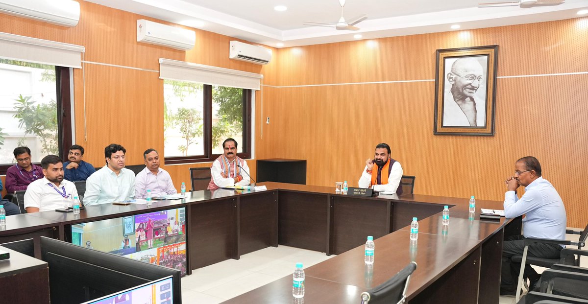 samrat4bjp's tweet photo. लोकसेवक आवास, पटना से वर्चुअल माध्यम के द्वारा जयपुर (खातीपुरा) - दरभंगा #AmritBharatExpress रेल सेवा को हरी झंडी दिखाकर शुभारंभ किया। इस कार्यक्रम में माननीय रेल मंत्री श्री @AshwiniVaishnaw जी, माननीय सांसद श्री @gopaljeebjp जी की भी उपस्थिति रही।

यह नई रेल सेवा मिथिलांचल सहित बिहार, उत्तर प्रदेश और राजस्थान के लाखों यात्रियों को देश के विभिन्न क्षेत्रों से बेहतर रेल संपर्क प्रदान करेगी। साथ ही व्यापार, शिक्षा, रोजगार एवं पर्यटन के नए अवसर सृजित करते हुए बिहार के समग्र विकास को नई गति देगी।

आदरणीय प्रधानमंत्री श्री @narendramodi जी के नेतृत्व में रेलवे क्षेत्र में हो रहे अभूतपूर्व विकास कार्यों से बिहार की कनेक्टिविटी लगातार सशक्त हो रही है।

#AmritBharatExpress #Darbhanga #विकसित_भारत #समृद्ध_बिहार #Rail_for_viksit_Bihar #Railways #IndianRailways