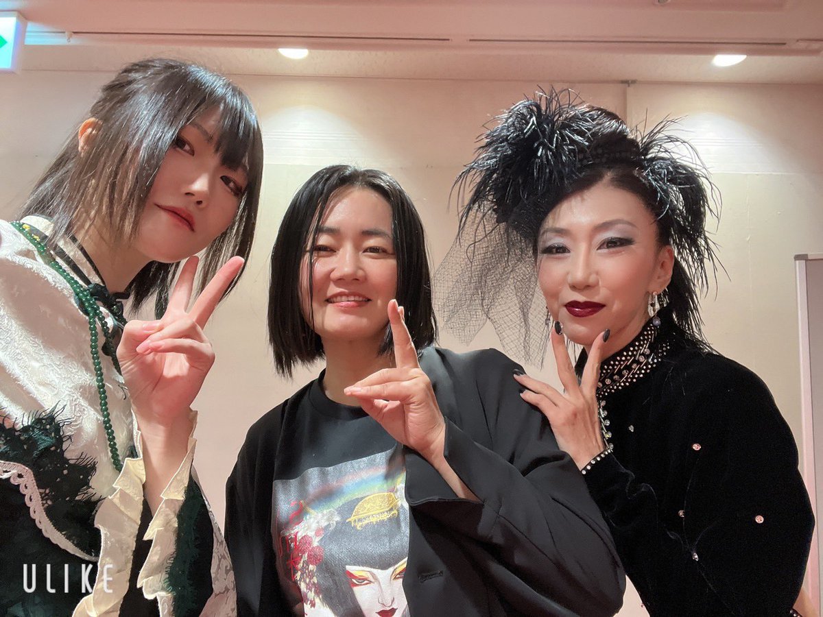 Mina_Shisyu's tweet photo. マダムと女王に挟まれて、これ以上の写真があるだろうか。アーティストとしてのお二人の逞しい生きざまとSMオペラの登場人物の悲哀を重ね合わせて、美しく生きたいと改めて思う。 https://t.co/Z0kly1kKwD