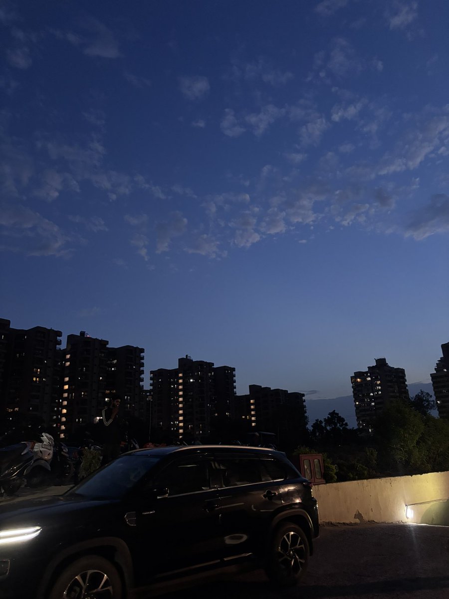 ctrlaltarchive's tweet photo. Rare Gurgaon skies :) https://t.co/6jHoaLI4Cq