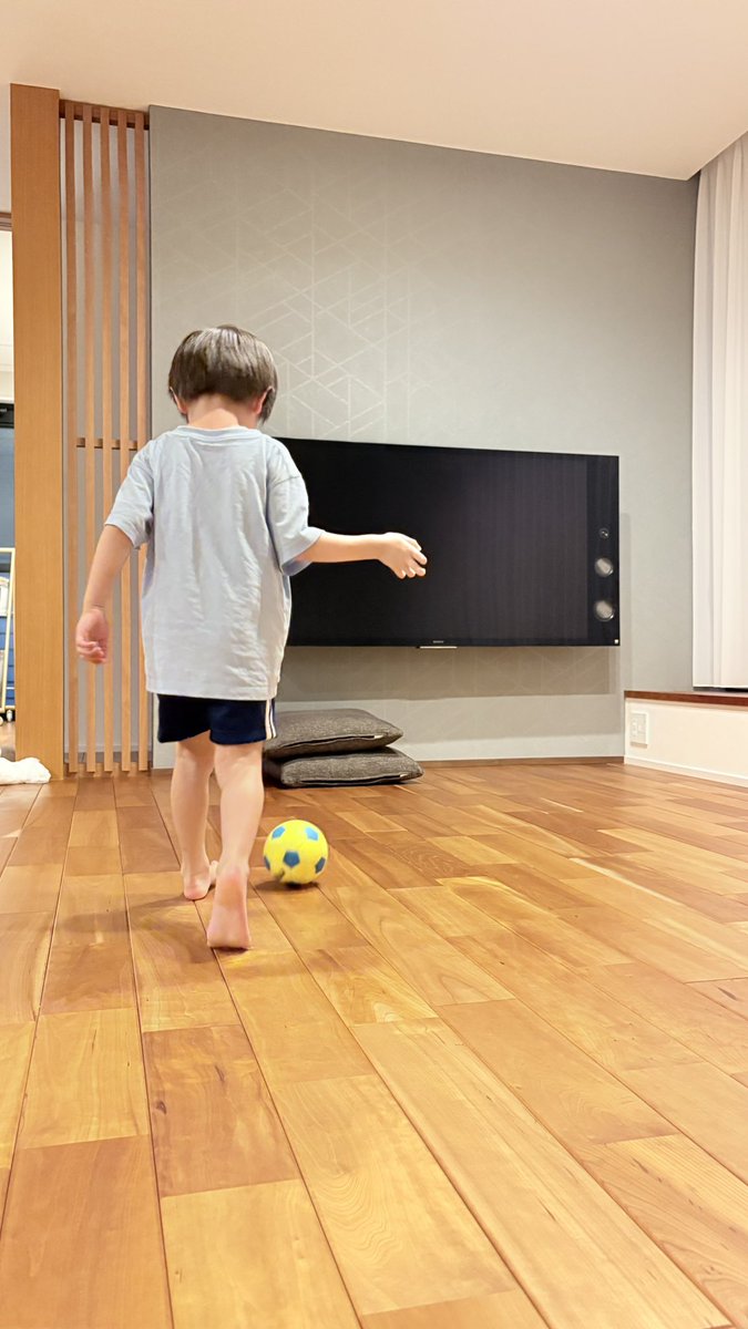 saki_sumirin's tweet photo. サッカーワールドカップの日本対チュニジアの試合を見た３歳息子がリビングでサッカー選手ごっこをはじめた😆

走り回ってるこの床は、チェリーの無垢床です❣️

住友林業の中でもチェリーの無垢床の採用は珍しい模様😄

チェリーはサラサラの足触りがとても心地よくてクセになります🥰 https://t.co/ppSHth901i