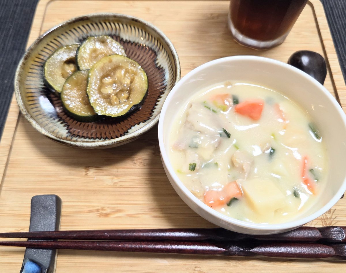 re_junya's tweet photo. チュニジア戦を集中して見すぎたからかぜんぜん記憶ないけどその後ばったりと横になってしまい気付けば夜…
昨日作ったシチューと焼きズッキーニのめんつゆびたしを冷蔵庫に入れていて助かった
(外はまだ微妙に雨だしね)

明日は朝からお役所へ行かなければなので、時間遅いけど色々準備せねば！ https://t.co/Eme9XDgwJx
