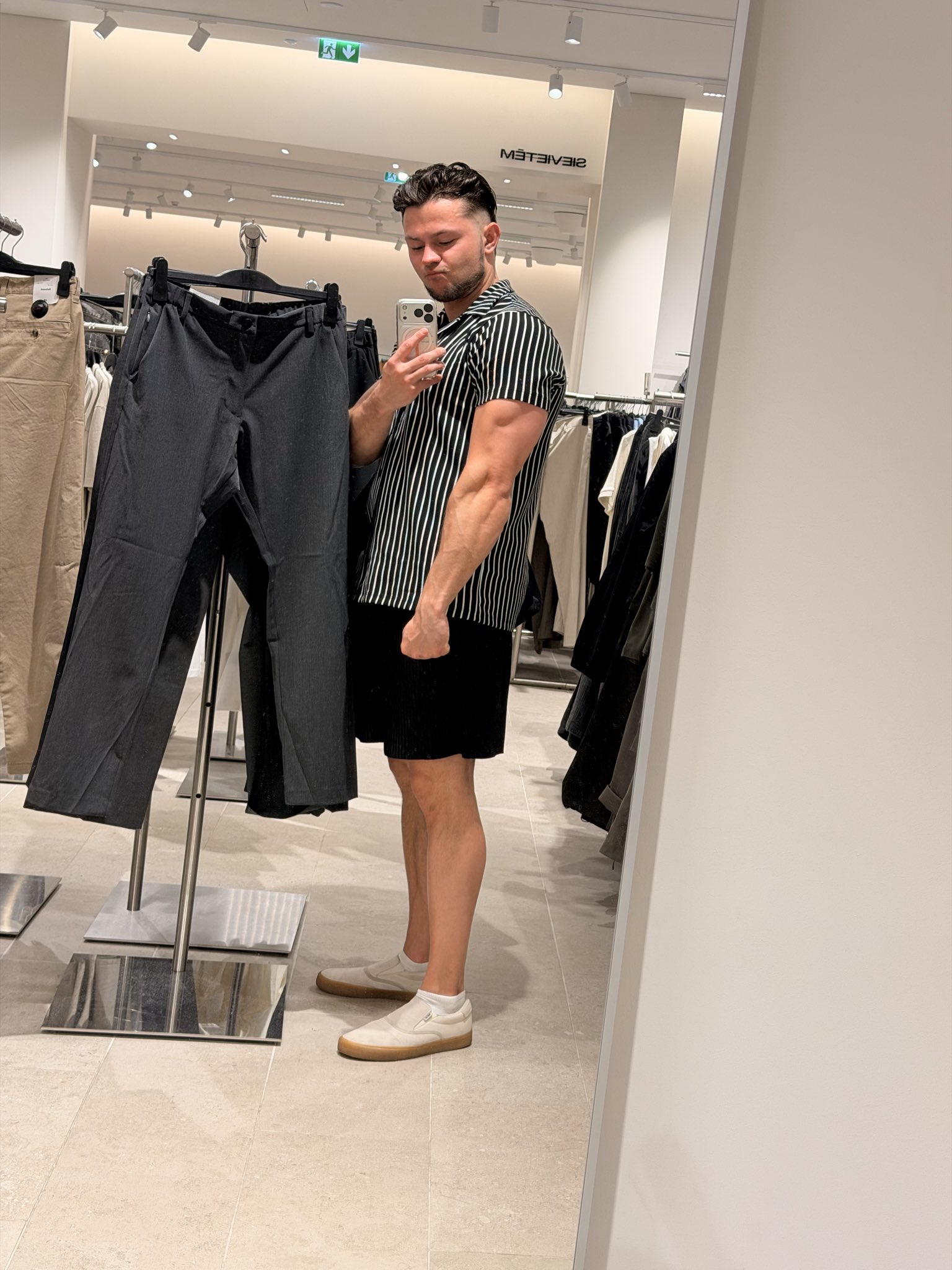 Flexin mirrors🥴 https://t.co/CgzMrfMUq3