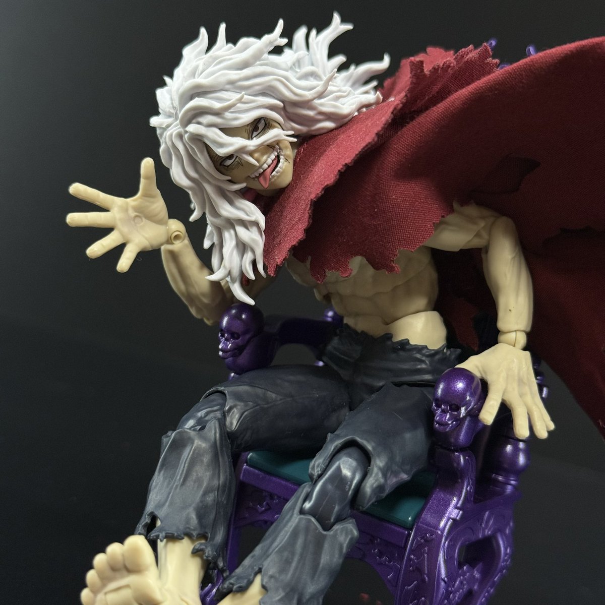 db____gohan's tweet photo. ガチャガチャの玉座を使って、SHフィギュアーツの死柄木で遊びました🤗

この自由度の高さに脱帽👏👏
紫、髑髏💀の椅子が良く似合う次世代の魔王です😀✨️ https://t.co/zzTpKHeVNm