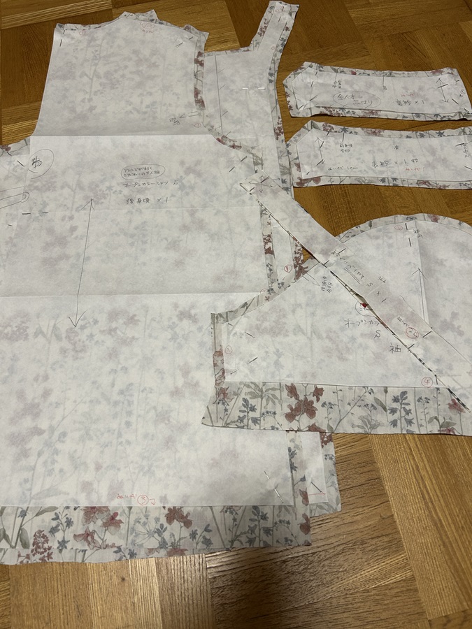 HandmaderoomT's tweet photo. 本日は溜まった家事、部屋の片づけ、ワールドカップ、プロ野球。
そしてやっと手を付けました。4年ほったらかしてごめん。リバティの布幅は110cm、長さ150cmあれば全てのパーツが取れる超省エネ開襟シャツパターンです。
#Liberty #Theodora #ユザワヤ限定色 https://t.co/4GoTAVYvS6