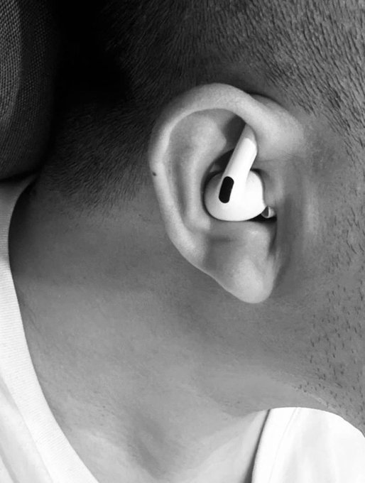 kari_ok6's tweet photo. sabían que los airpods realmente se usan así? https://t.co/Cug9NyzbIh