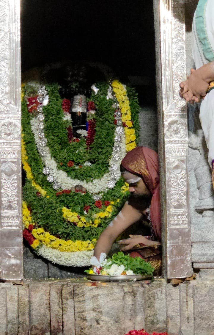 dixithru's tweet photo. Paramapujya Jagadguru Sri Sri Vidhushekhara Bharati Sannidhana performed pooje to Sri Gopalakrishna Swamy at Durvasapura Matha, Thirthahalli.

#AdvaitaParampare https://t.co/PASKaa4jw0