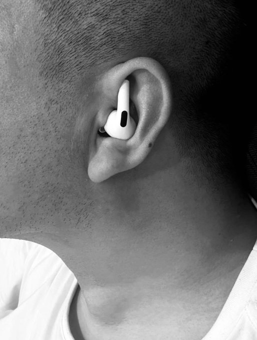 kari_ok6's tweet photo. sabían que los airpods realmente se usan así? https://t.co/Cug9NyzbIh
