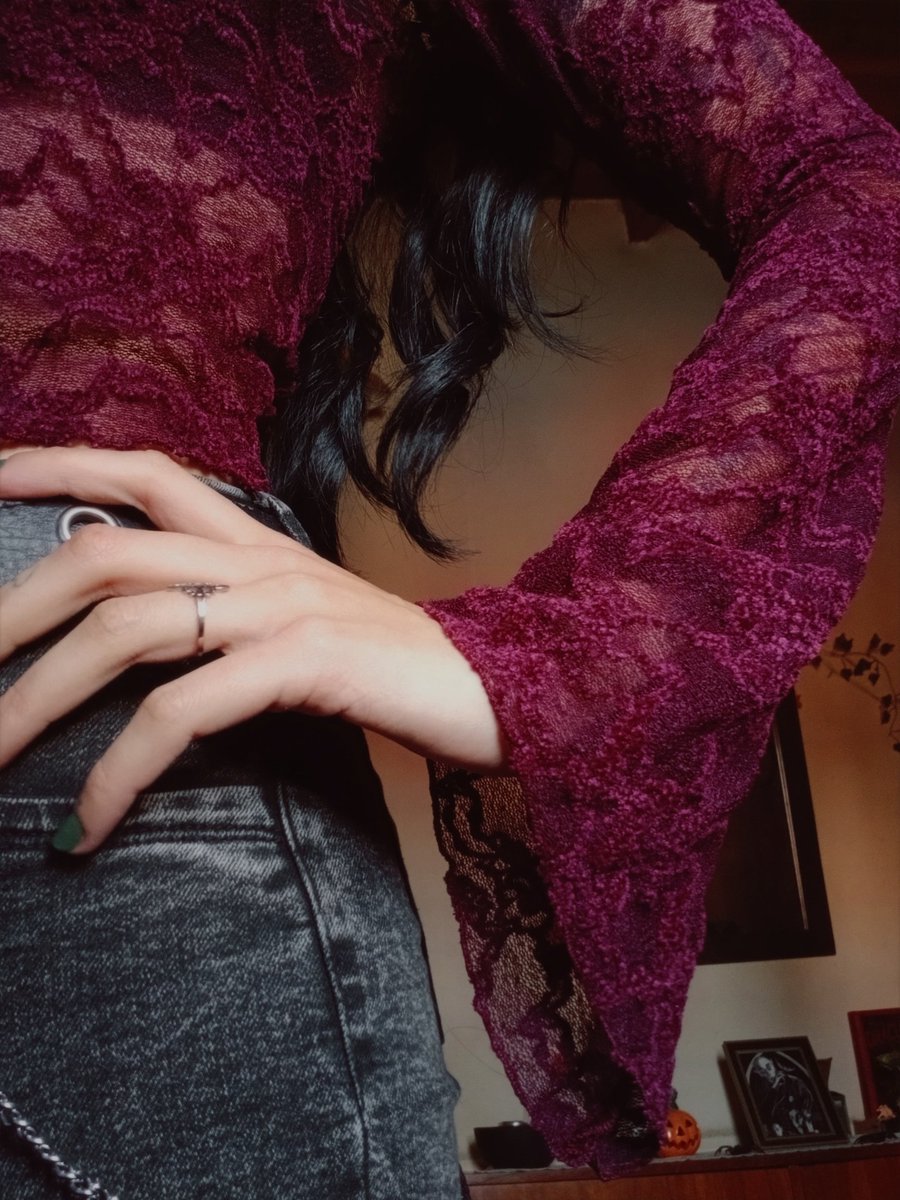 _SalemWiitch's tweet photo. Mi sis me regaló una remerita wimsigoth 🥹🖤 Y ella se compró una en negro, vamos a ir al estreno de Pragical Magic así 🔮🪄✨ https://t.co/YJJfUQ8cJC