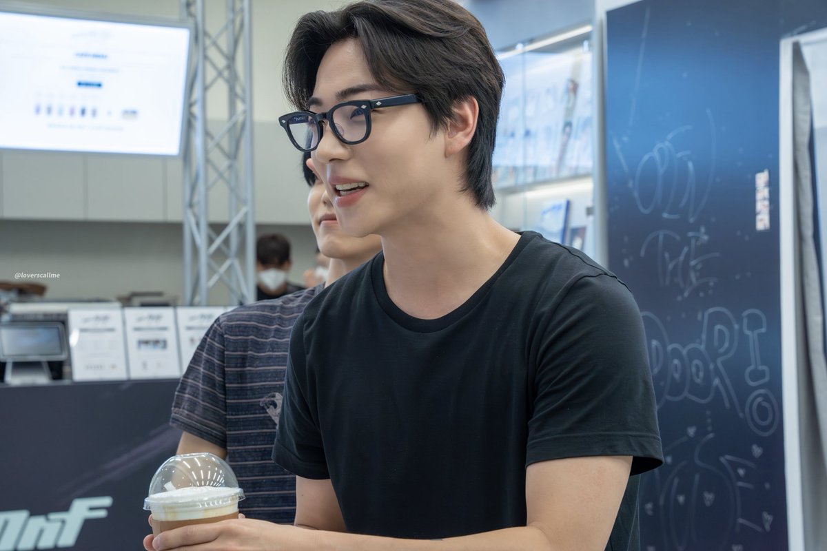 loverscallme's tweet photo. (여자들의볼이일제히붉어짐)
#온앤오프 #이션 #이창윤 https://t.co/qOIF2cXrNi