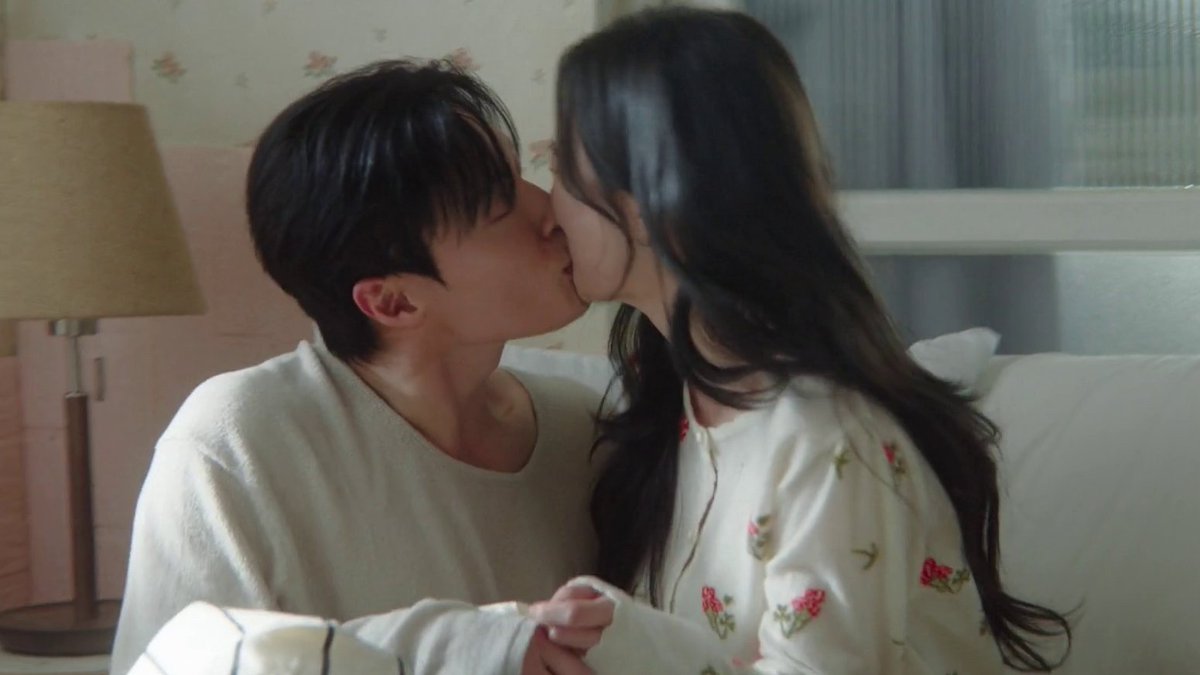 harrywithdreams's tweet photo. #MyRoyalNemesis takes you on a nostalgic ride back to the golden pre2015 Kdrama era. Love how romance was written without compromising leads individual personalities. Even in love, the leads remain fiery and headstrong,keeping the banter alive and the tension deliciously intense+ https://t.co/bMjsG8jCn0