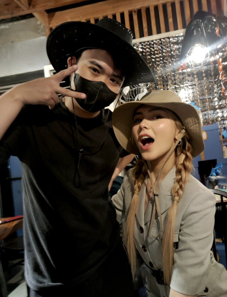 _Im_Dench's tweet photo. @cornerstone_ofc @G22Official @jasminehenryy Our first pic together. Howdy partner! 🤠🤟

#G22 #G22TheFirstConcert #G22_TheEveOfAnAlpha @G22Official @jasminehenryy https://t.co/AZJgslq9q6