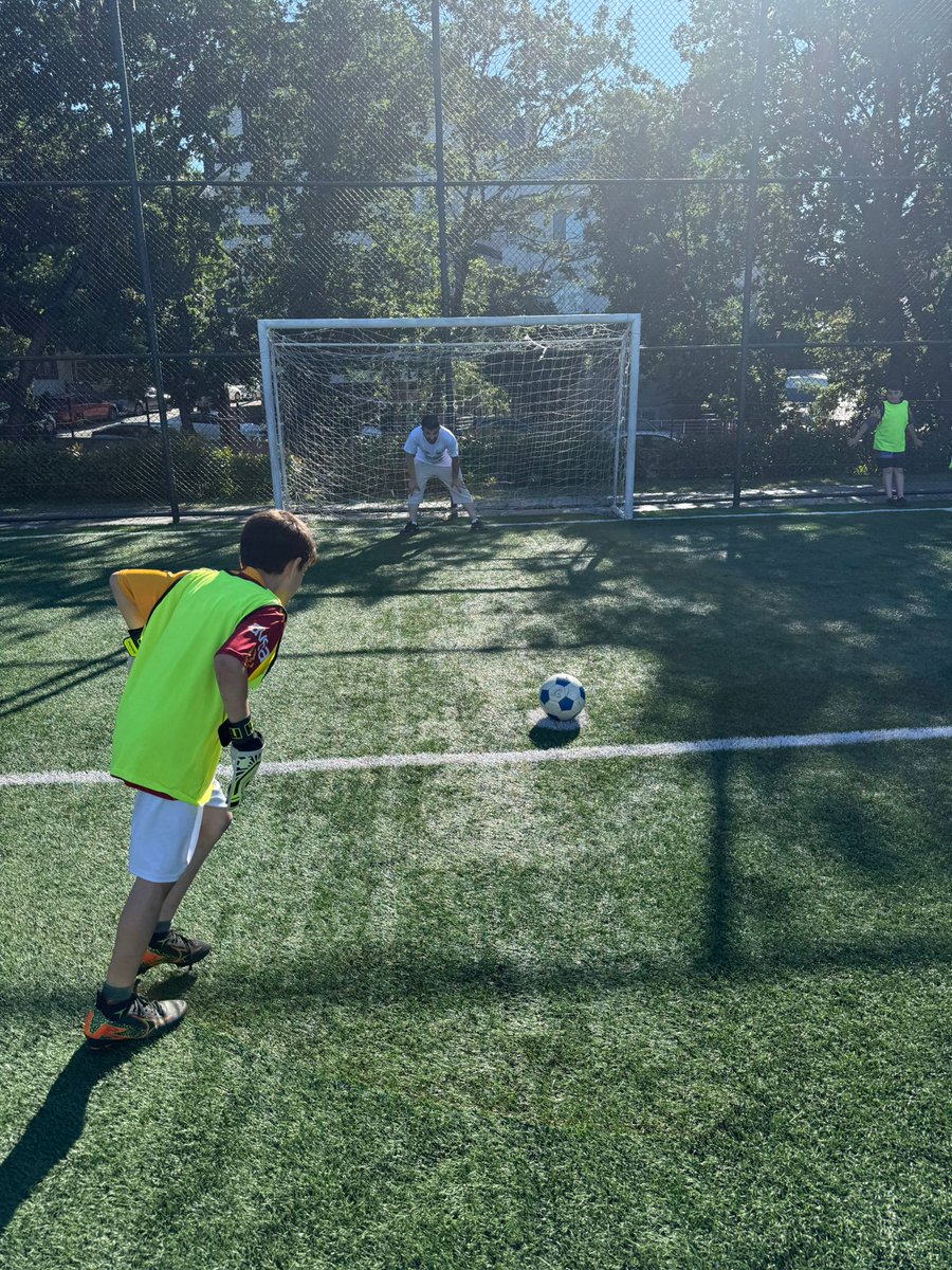 Cekmekoybeltr's tweet photo. Babalar Günü’nde sahalarımızda çok güzel anlara tanıklık ettik.

Hem Çavuşbaşı Merkez Spor Tesisimizde hem de Av. Sıddık Eraslan Spor Tesisimizde futbol okulumuzun öğrencileri, babalarıyla birlikte aynı takımın formasını giyip aynı heyecanı paylaştı.

Kimi zaman rekabet ettiler, kimi zaman güldüler ama en önemlisi birlikte vakit geçirmenin mutluluğunu yaşadılar. Çocuklarımızın gözlerindeki sevinç, babalarımızın yüzlerindeki gurur her şeye değerdi.

Tüm babalarımızın Babalar Günü’nü bir kez daha kutluyor, nice güzel anıları evlatlarıyla birlikte biriktirmelerini diliyorum.