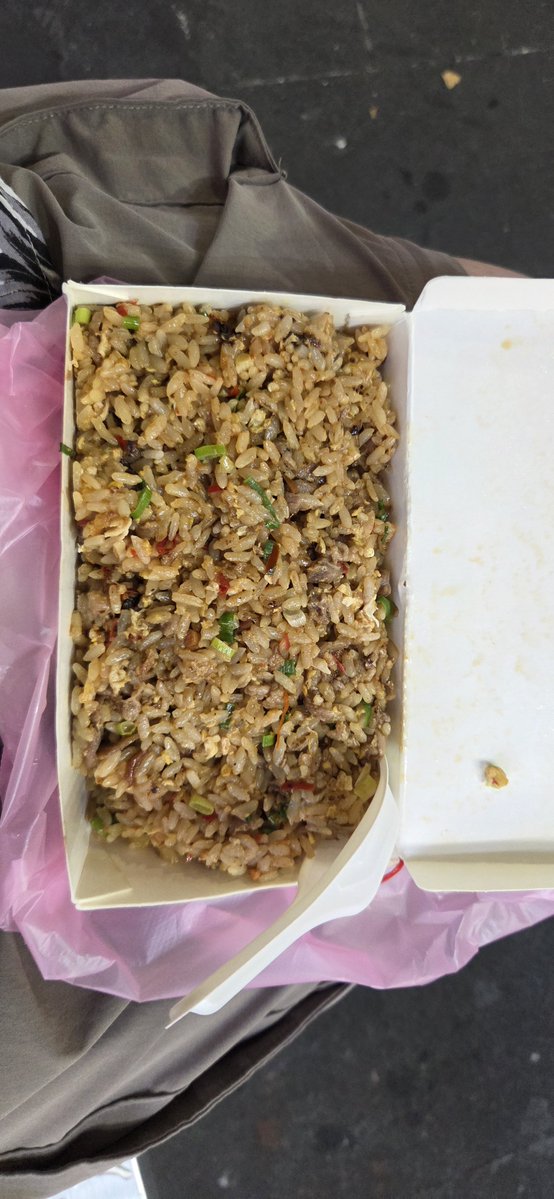 Kokusenryu's tweet photo. 今日の朝昼晩飯
色んなん食いたくて色んな店凸しまくってるけど今んとこほぼ全部美味い(猪血糕だけは微妙だった😂)

朝、锅贴儿 / 油条 / 豆浆 / ハンバーガー的なの
昼、肉粥
晚，冷面 / 羊肉炒饭(中辣）

メインがこれってだけで観光しながらずっとなんか食ってた https://t.co/eMKNe3BPrq