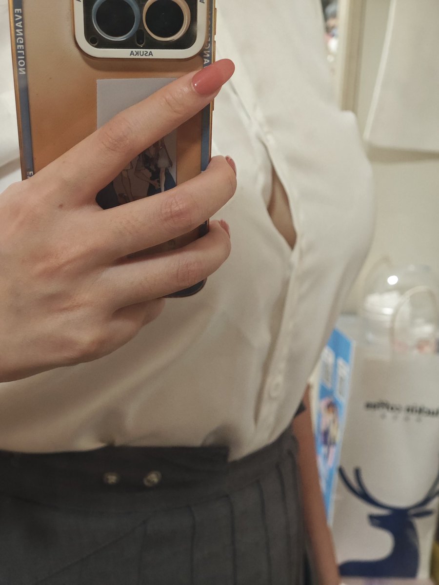 sora_ryu11's tweet photo. 随手买的衬衫就这破版型……我穿出去一整天了啊啊啊啊啊md https://t.co/28b469FOyG