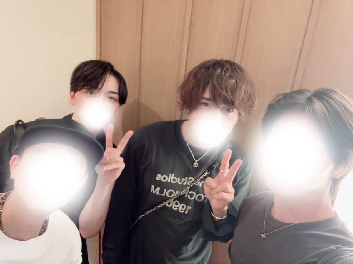 aonami_x's tweet photo. 横浜店でご飯会🍻

ゆの、ちあき、たか

この業界は気付くと個人プレイになりがち

たまに集まることってめっちゃ大事

みんなもっと売れるポテンシャルあるんだよな

店長がんばる https://t.co/X0X3SjwXqs
