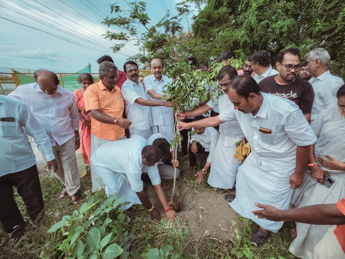 realdhanushkodi's tweet photo. பாரதிய ஜனதா கட்சி மாநில செயலாளர் அண்ணன் திரு @VinojBJP அவர்கள் இன்று அன்னூர் நகரில் உள்ள குளக்கரையில் மரக்கன்றுகளை நடவு செய்தார். அன்னூரில் இன்னொரு முக்கியமான பிரச்சினையான அன்னூர் குளத்தில் பேரூராட்சி குப்பைகள் கொட்டுவது மற்றும் சாக்கடை நீர் குளத்தில் கலப்பது ஆகியவற்றை நேரில் ஆய்வு செய்தார்.