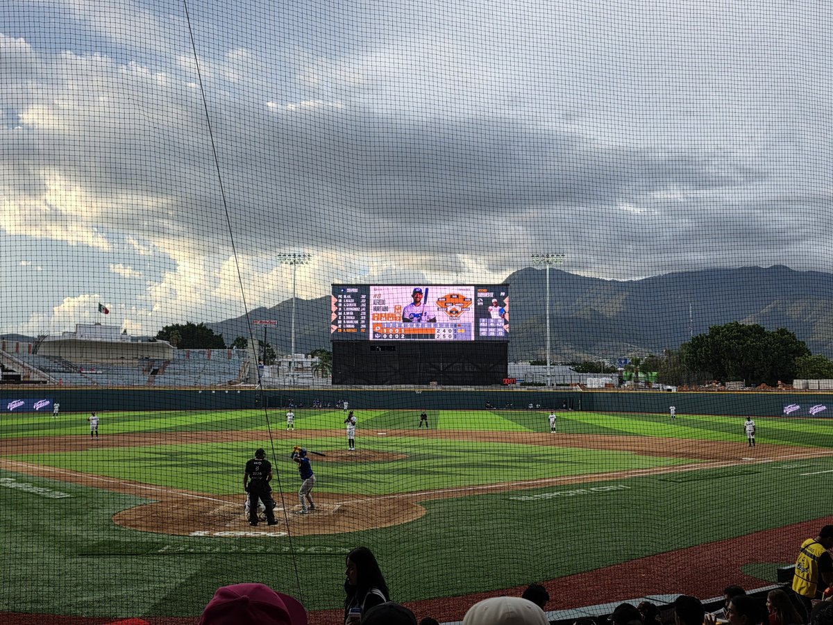 Omara90Pies's tweet photo. 2 juego de la serie, Charros vs @GuerrerosOax en el @estadioyuva ♥️
(Serie empatada) https://t.co/53Ejez5gMv