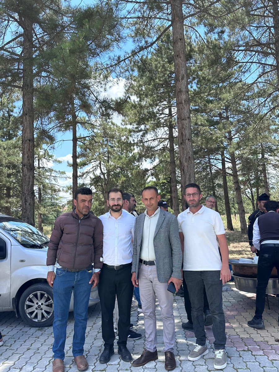akpartimeram's tweet photo. Hatunsaray Mahallemizdeki şükür duası ve yemek programına mahalle koordinatörlerimiz katılım sağladılar. https://t.co/bSZ7NrSJob