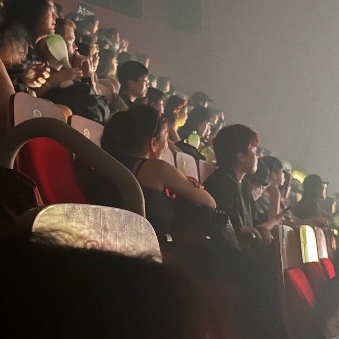 BrasilMOO's tweet photo. Jeongyeon e Jihyo do TWICE foram ao show do #MAMAMOO hoje! https://t.co/spN6TRo1LL