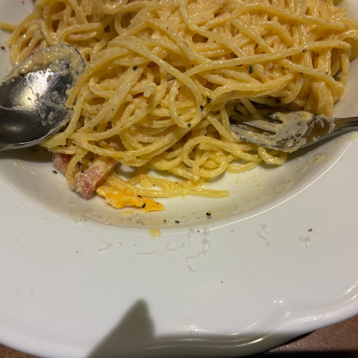 ponsuke_na's tweet photo. 明らかに乳化失敗されたカルボナーラ出されました。
卵黄塊やし、ボソボソだしソースなんて余ってないし

せっかくジョリパのカルボナーラ食べたくて深夜行ったのに
これ平気で出してくるってことはこれは失敗じゃないって普通に他の店舗でも出してるんだろうなぁ🤔

@jollypasta_jp https://t.co/1hjhWsNjqH