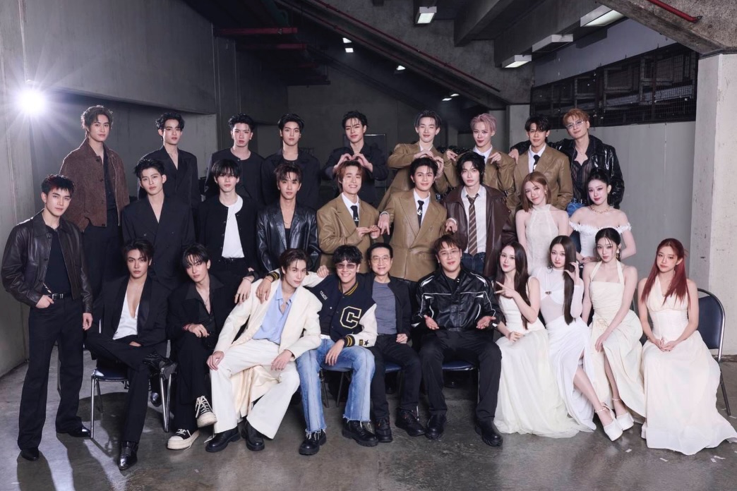 tha_sataporc3b2's tweet photo. Big Family ❤️ ครอบครัวศิลปิน https://t.co/AKLX3QozxK
