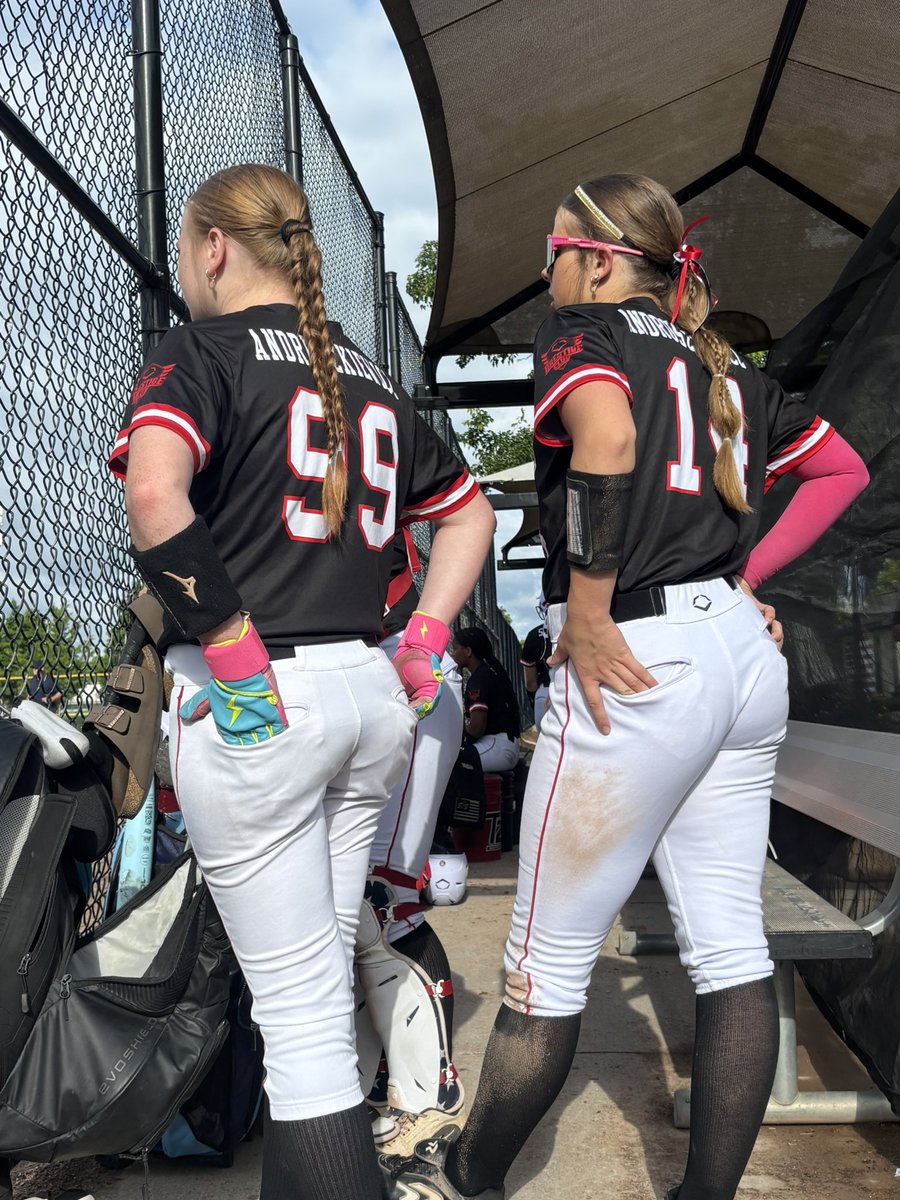 CoachKevin48178's tweet photo. My dream came true this weekend, I got to coach both of my girls at the same time. @EmmaAndru2030 played up with @AvaA2027 on @Turnin2_Vawter this weekend. Seeing both on the field together was truly amazing and something I’ll cherish forever. @Turnin2_Prior @Turnin2Softball https://t.co/TxziHUz0QQ