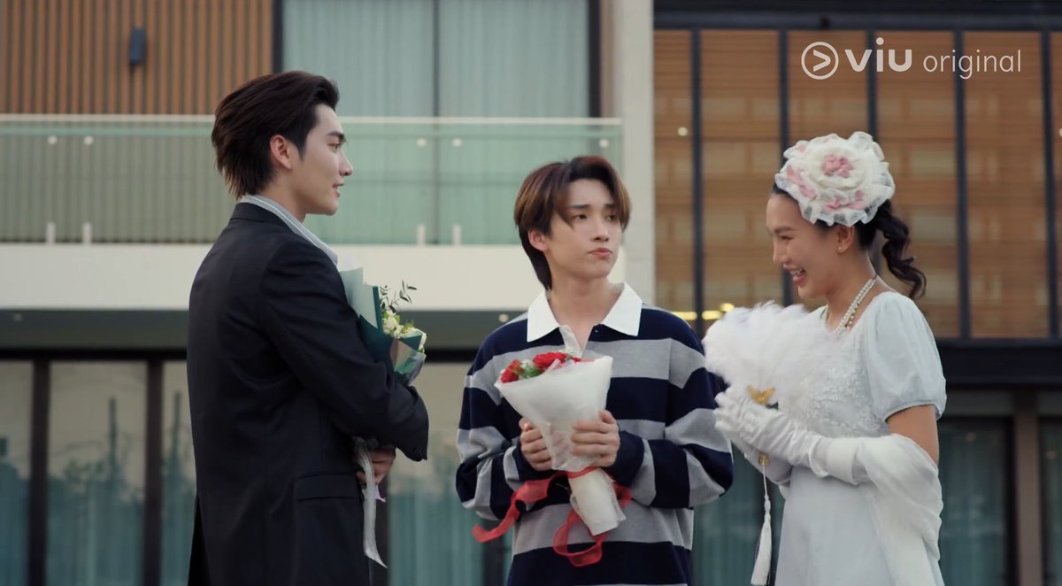 UnnatiShar82954's tweet photo. Moo moo got roses by his hia fu and Noeul got his flowers by his hubby boss hia fu is head over heels for his moo and boss is head over heels for his Noeul their are many similarities 😌😏😏🧿

Crazy Love MooMoo EP7
#พี่ฟากชอบเธอมู่EP7 https://t.co/3vrAXuZ81r