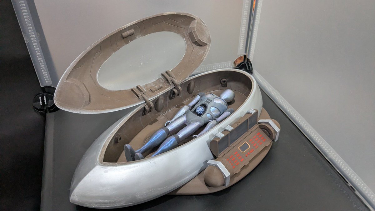FunbieStudios's tweet photo. Also joining us for at our TFCon showcase - the Beast Wars Stasis Pod with a Protoform full of potential lying dormant inside! π
#transformers #TFConToronto #TFCon2026 #FunbieGoesToTFCon #beastwars https://t.co/oAG8JKP9vR