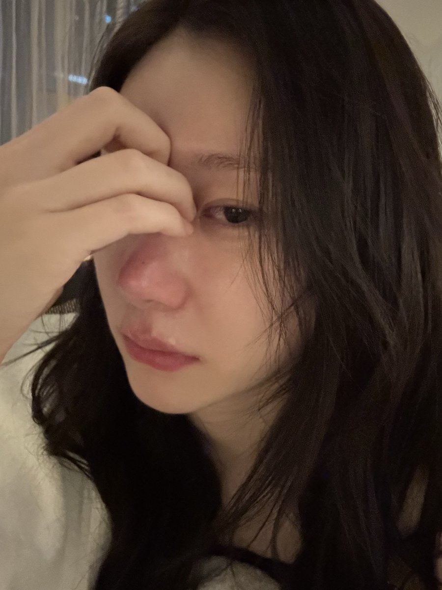 itzypopbase's tweet photo. ITZY’s Chaeryeong admits she actually enjoys taking selfies when she’s crying:

“Because I look pretty when I cry.” https://t.co/sreAEppIsk