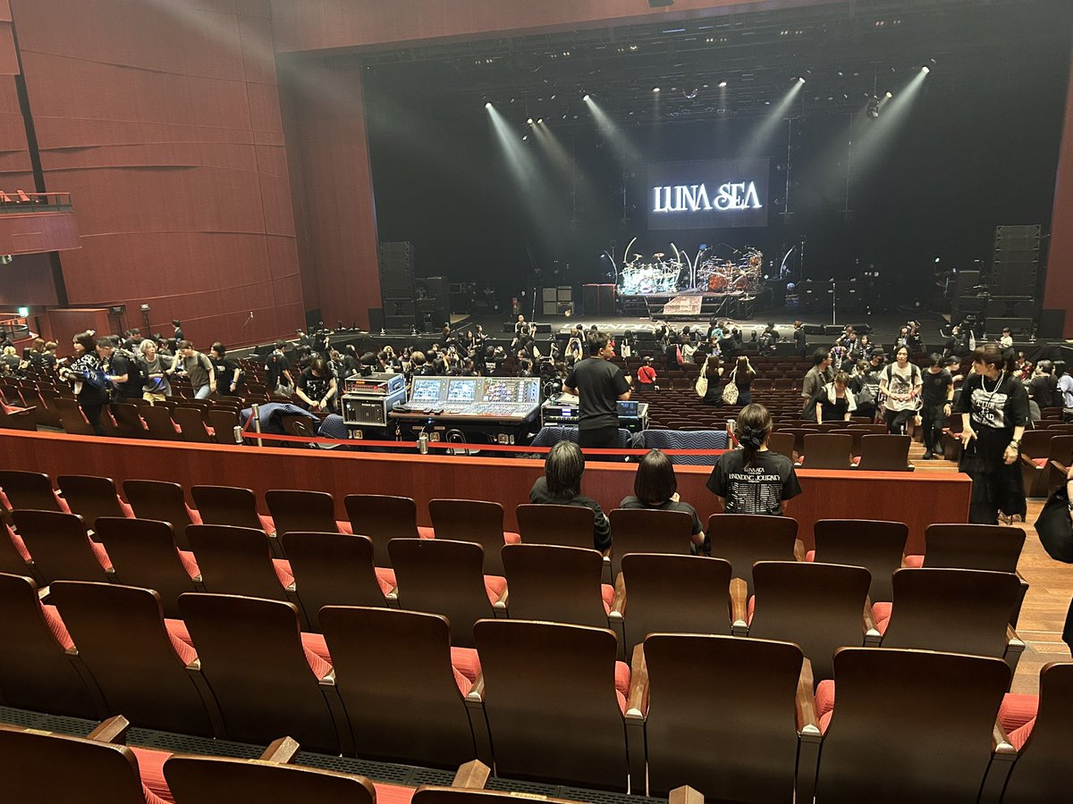 shome49's tweet photo. 初めてLUNASEAのライブ

イノ様とJを近くで見れて大満足
I for YouからのIN SILENCEでテンション爆上がり

芸術劇場このくらい大きかったなと自分がこのステージ立った時の事思い出して
今は身が引き締まる思いです

さくま君あきらとりっくありがとー！

 #LUNAPIC
 #高崎芸術劇場
 #LUNASEA https://t.co/jXsQ5sGS7X