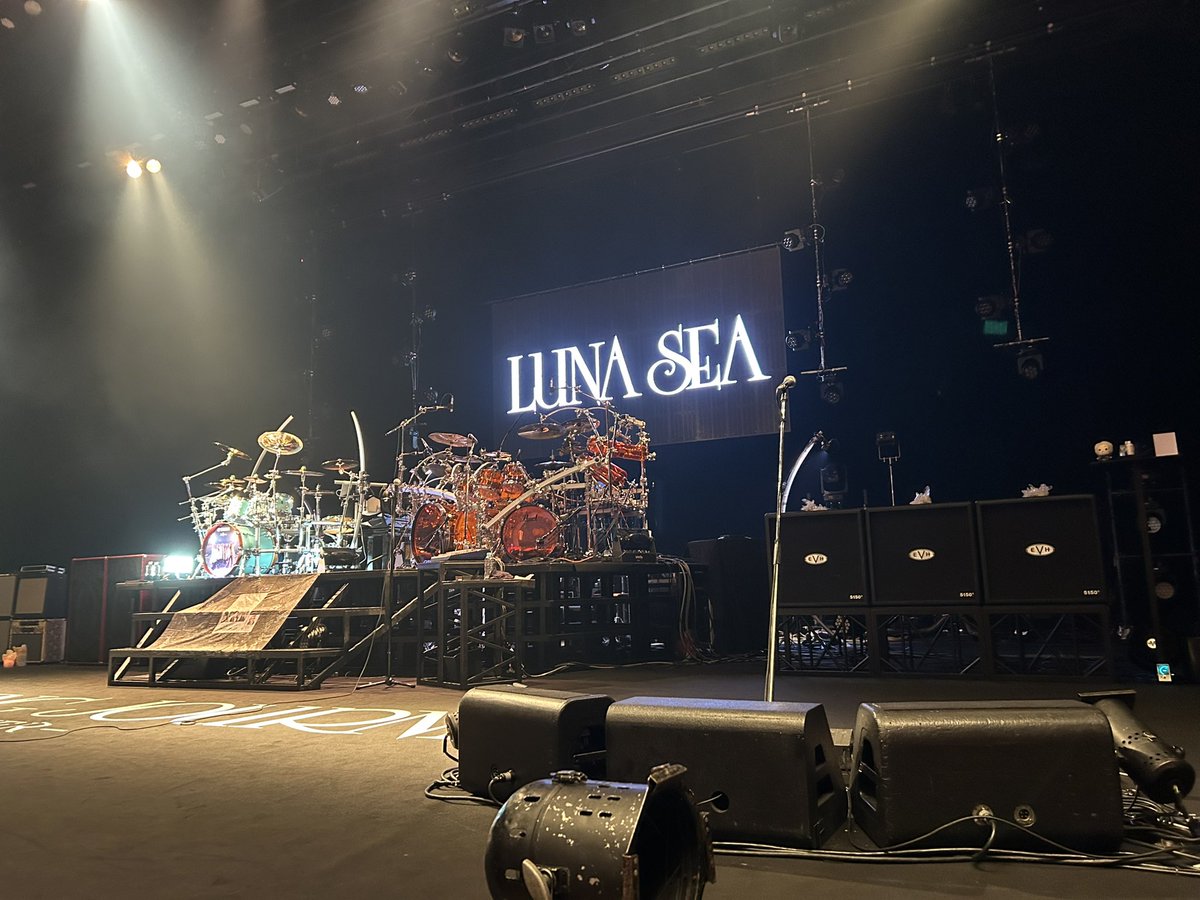 shome49's tweet photo. 初めてLUNASEAのライブ

イノ様とJを近くで見れて大満足
I for YouからのIN SILENCEでテンション爆上がり

芸術劇場このくらい大きかったなと自分がこのステージ立った時の事思い出して
今は身が引き締まる思いです

さくま君あきらとりっくありがとー！

 #LUNAPIC
 #高崎芸術劇場
 #LUNASEA https://t.co/jXsQ5sGS7X