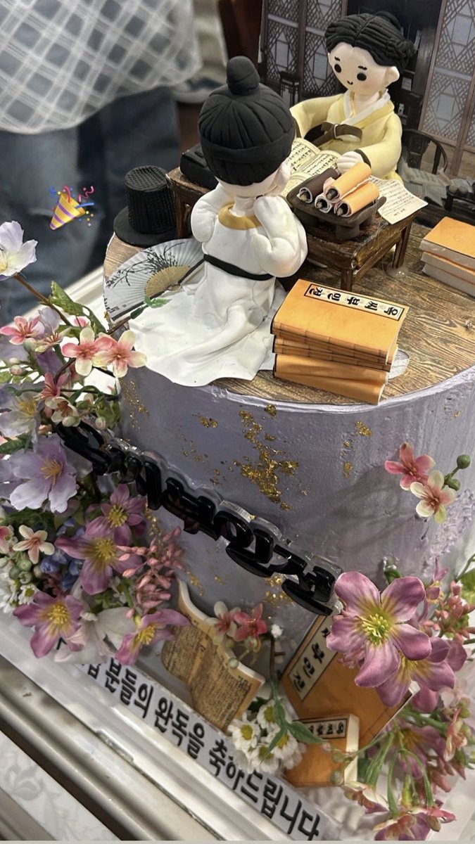 4ippuni's tweet photo. I love when production paid attention even down to the cake also https://t.co/h2stSrvpBm