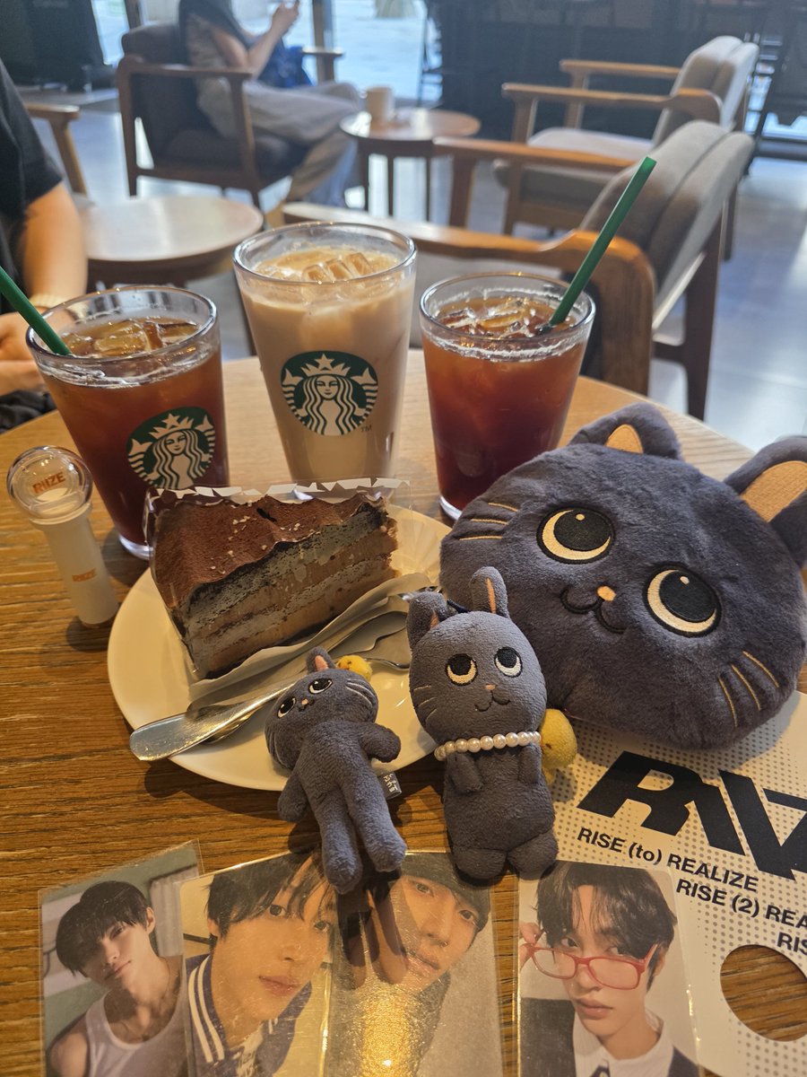 1binione's tweet photo. 인기가요 리허설 보러 입장했는데
원빈이가 카메라리허설 끝나고
짜파게티 먹을거라고
맛난거 먹으라고 위버스 오고ㅋㅋ

그래서  리허설 끝나고 맛있는 감자탕 먹고
(잘먹었습니당😍)
스벅 가서 수다수다하고ㅋㅋ 

오늘 이쁜동생들하고 
원빈이 보고 라이즈 보고 
행복했다!!! https://t.co/g9C5KsFnkA