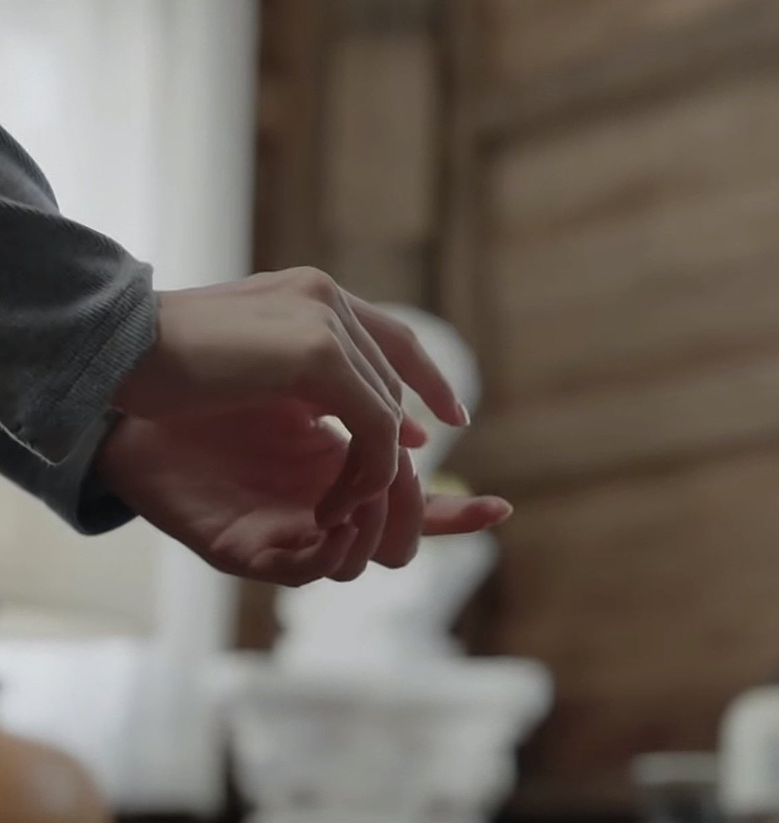 JuliantinaArmy's tweet photo. A densidade dessa cena. 
Antes de retirar a mão, Lom acaricia a mão da Blew e só então deixa ir.
Blew mesmo recusando os sentimentos da lom no momento, ao sentir o vazio do lugar que a mão da Lom ocupava percebeu o quanto já a amava 

THE AIR CONFESSED HEART 
#เสน่หาวาโยตอนที่6 https://t.co/mfSO93O1BN