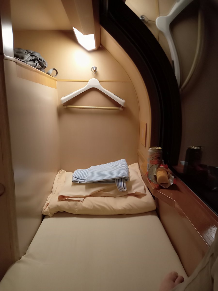 ytaj3's tweet photo. 車掌さんの検札も済んだので、京都辺りまでビール飲みながら夜景の車窓を楽しみます。
昨年のサンライズ以来、1年ぶりにチップスター買いました(笑) https://t.co/t2kEuaFGKV