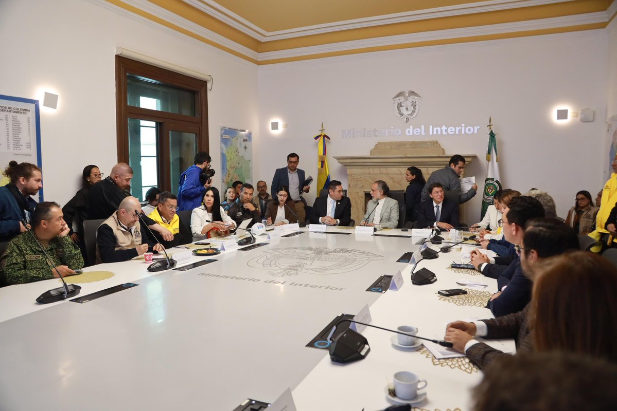 AABenedetti's tweet photo. Desde el Puesto de Mando Unificado permanente del @MinInterior recibimos desde tempranas horas los reportes de seguridad y logística relacionados con la segunda vuelta presidencial. Los 32 departamentos están conectados para conocer novedades y posibles irregularidades en el transcurso de la jornada. A votar!!